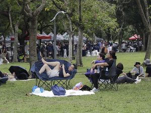Warga Taiwan Asyik Santai di Taman Jelang Perayaan Hari Bumi