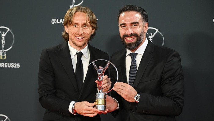 2211316145 MADRID, SPAIN - APRIL 21: Luka Modrić and Dani Carvajal of Real Madrid with the Laureus World Team of the Year award attends the Winners Walk during the 2025 Laureus World Sport Awards winners walk at Palacio De Cibeles on April 21, 2025 in Madrid, Spain. (Photo by Stephane Cardinale - Corbis/Corbis via Getty Images)