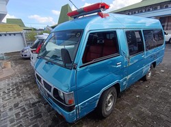 Ambulans Angkut Jenazah di Jember Terguling gegara Hindari Motor