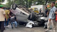 Penampakan  Avanza Terbalik gegara Pecah Ban di Surabaya