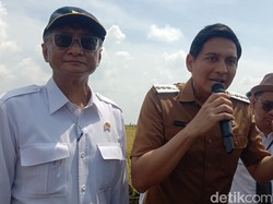 Siasat Lucky Hakim Agar Jalan di Indramayu Mulus