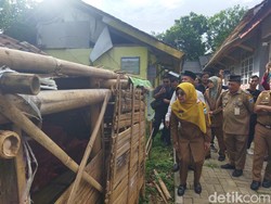 Pria Pandeglang Tinggal di Gubuk Kandang Kambing, Bupati Janji Beri Rumah