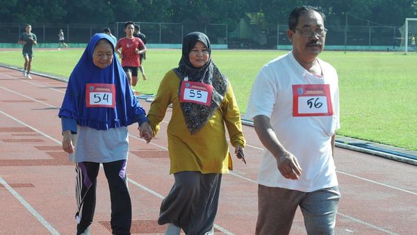 Calon Jemaah Haji Salatiga Jalani Tes Kebugaran