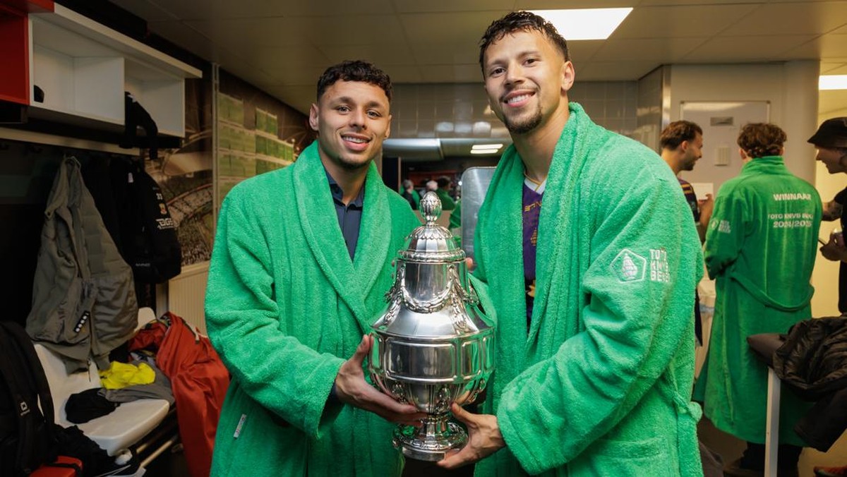 Dean James bersama trofi KNVB Cup yang dimenangkan Go Ahead Eagles. (Foto: Getty Images/Soccrates Images)