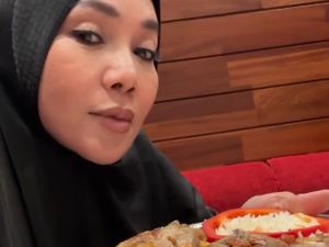 Potret Dewi Gita Cicip Es Krim Durian hingga Nasi Mandhi Potret Dewi Gita Cicip Es Krim Durian hingga Nasi Mandhi
