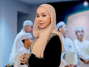 Dewi Gita Hadiahkan Diri Sendiri Facelift di Korea, Habiskan Ratusan Juta Dewi Gita Hadiahkan Diri Sendiri Facelift di Korea, Habiskan Ratusan Juta