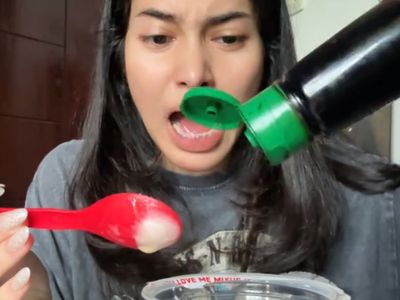 Dilan Janiyar Kulineran Bareng Farida Nurhan dan Cicip Makanan Unik