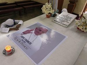 Doa untuk Paus Fransiskus di Makam Santa Teresa India Doa untuk Paus Fransiskus di Makam Santa Teresa India