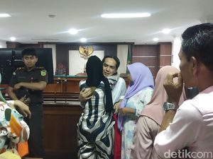 Tuntutan 4 Tahun Penjara ke Mustadir Bikin Fenny Frans Nangis Tersedu-sedu Tuntutan 4 Tahun Penjara ke Mustadir Bikin Fenny Frans Nangis Tersedu-sedu