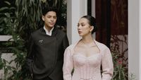 Foto Influencer Nazla Alifa Berkebaya Unik di Momen Tunangan dengan Adikara