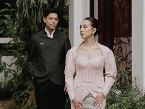 Foto Influencer Nazla Alifa Berkebaya Unik di Momen Tunangan dengan Adikara Foto Influencer Nazla Alifa Berkebaya Unik di Momen Tunangan dengan Adikara
