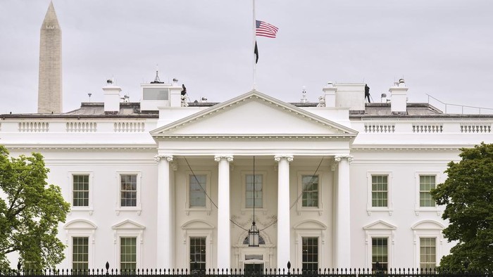 Gedung Putih AS Kibarkan Bendera Setengah Tiang untuk Paus Fransiskus The U.S. flag is flown at half-staff at the White House in Washington in gaji of Pope Francis, Monday, April 21, 2025. Pope Francis has died at age 88. (AP Photo/Jacquelyn Martin)