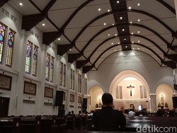 Tokoh Lintas Agama Hadiri Misa Oktaf Paskah Paus Fransiskus di Katedral Surabaya