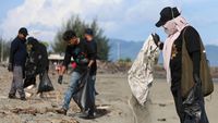 Hari Bumi, Pelaku Wisata dan Warga Bersihkan Pantai di Aceh