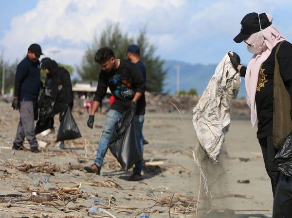 Hari Bumi, Pelaku Wisata dan Warga Bersihkan Pantai di Aceh
