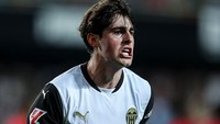 Javi Guerra (Valencia). Milan juga disebut-sebut memantau situasi pemain tengah ini, yang kabarnya dibanderol dengan harga 20 juta euro. Foto: Europa Press via Getty Images/Europa Press Sports