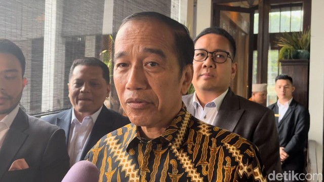 Gosip Terkini Selebriti Insertlive : Jokowi Alami Alergi, Ajudan Sebut Tak Ada Penyakit Lain