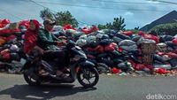 Jorok! Sampah Menggunung Dekat Pasar Ciputat