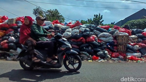 Jorok! Sampah Menggunung Dekat Pasar Ciputat