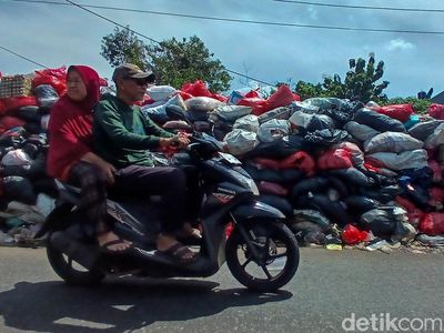 Jorok! Sampah Menggunung Dekat Pasar Ciputat