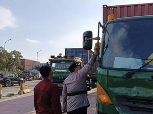 Polres Priok Bagikan Sembako ke Sopir Truk, Imbau Tertib Antre Bongkar Muat