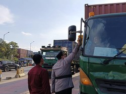 Polres Priok Bagikan Sembako ke Sopir Truk, Imbau Tertib Antre Bongkar Muat