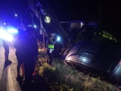 Sopir Mengantuk, Mobil Tabrak Tiang Wifi dan Terjun ke Selokan