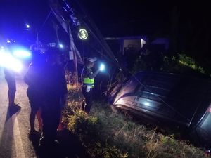 Sopir Mengantuk, Mobil Tabrak Tiang Wifi dan Terjun ke Selokan Sopir Mengantuk, Mobil Tabrak Tiang Wifi dan Terjun ke Selokan