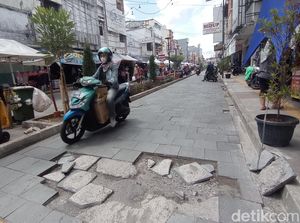 Awas! Lubang Besar Ancam Pengendara di Jalur Pedestrian Cihideung Tasik Awas! Lubang Besar Ancam Pengendara di Jalur Pedestrian Cihideung Tasik