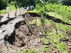 Jalan Alternatif Cirebon-Kuningan Longsor, Akses Kendaraan Terbatas