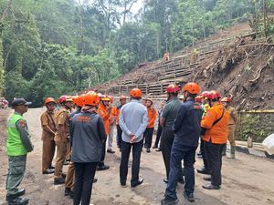 BPBD Jatim Sebut Jalur Longsor Pacet-Cangar Akan Dibuka Bertahap BPBD Jatim Sebut Jalur Longsor Pacet-Cangar Akan Dibuka Bertahap
