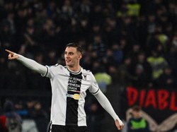 Lorenzo Lucca (Udinese) tampil oke musim lalu dengan mencetak 12 gol di Serie A. Namun Milan harus bersaing dengan AS Roma untuk mendapatkan jasanya. Foto: AFP/ALBERTO PIZZOLI