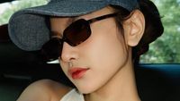 Gaya Mahalini dengan Kaca Mata Hitam