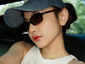 Gaya Mahalini dengan Kaca Mata Hitam