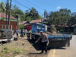 Truk Boks Tabrak Tronton di Jalan Poros Maros-Bone, 1 Orang Tewas