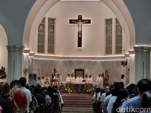 Misa Oktaf Paskah, Doa untuk Paus Fransiskus di Katedral Surabaya Misa Oktaf Paskah, Doa untuk Paus Fransiskus di Katedral Surabaya