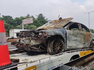 Mobil Mazda 6 yang Terbakar di Tol Waru Sudah Padam, Diduga Korsleting
