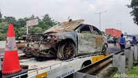 Kebakaran Mobil Mazda 6 di Tol Waru sempat Membuat Macet
