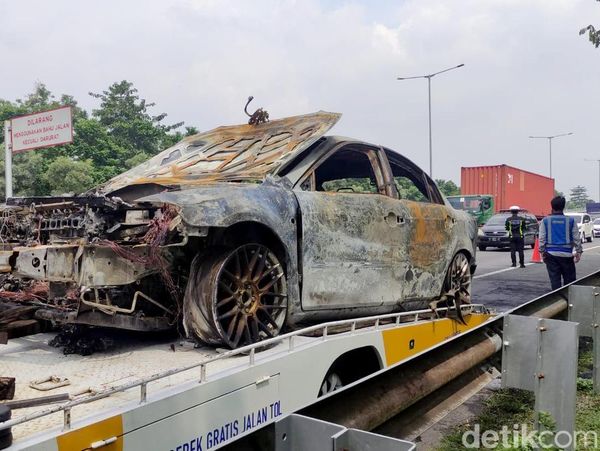 Kebakaran Mobil Mazda 6 di Tol Waru sempat Membuat Macet