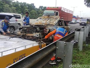 Mazda Terbakar Sudah Padam, Jalur Tol Sidoarjo-Waru Dibuka Lagi Mazda Terbakar Sudah Padam, Jalur Tol Sidoarjo-Waru Dibuka Lagi