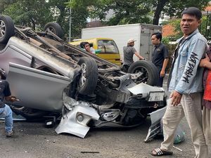 Avanza Terbalik gegara Pecah Ban di Surabaya, Balita Jadi Korban Avanza Terbalik gegara Pecah Ban di Surabaya, Balita Jadi Korban