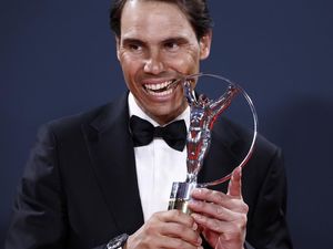 Momen Nadal Gigit Tropi Laureus Sporting Icon Momen Nadal Gigit Tropi Laureus Sporting Icon