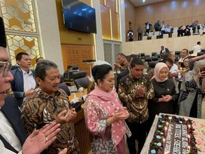 Video: Momen Titiek Soeharto Dapat Kejutan Ultah Usai Pimpin Rapat di DPR Video: Momen Titiek Soeharto Dapat Kejutan Ultah Usai Pimpin Rapat di DPR