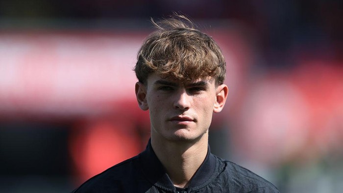 MONZA, ITALY - APRIL 05: Nico Paz of Como 1907 looks on during the line up prior to the Serie A match between AC Monza and Como 1907 at U-Power Stadium on April 05, 2025 in Monza, Italy. (Photo by Jonathan Moscrop/Getty Images)