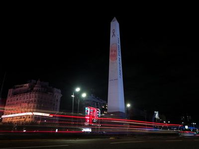 Obelisk Buenos Aires Tampilkan Wajah Paus Fransiskus yang Tutup Usia