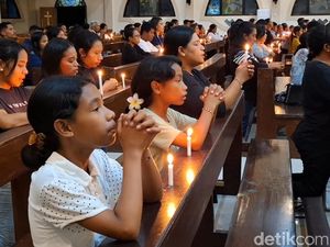 Kupang Berkabung, Doa dan Lilin untuk Paus Fransiskus Kupang Berkabung, Doa dan Lilin untuk Paus Fransiskus