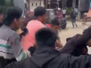 Momen Sopir Hilux Dikejar-Diamuk Massa di Palopo gegara Tabrak Lari Pemotor Momen Sopir Hilux Dikejar-Diamuk Massa di Palopo gegara Tabrak Lari Pemotor