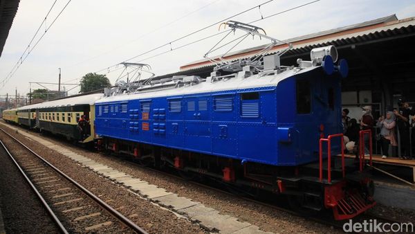 Parade Kereta Ramaikan Satu Abad KRL Beroperasi