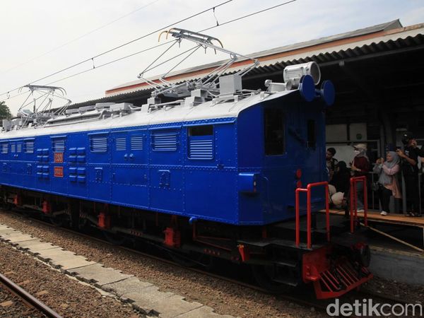 Parade Kereta Ramaikan Satu Abad KRL Beroperasi
