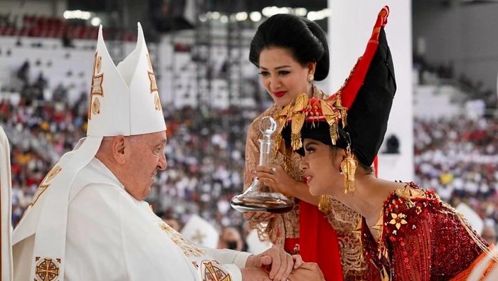 Paus Fransiskus dan Lyodra Ginting Paus Fransiskus dan Lyodra Ginting